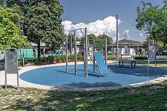 Calisthenics facility at Rudolf-Hoffmann-Platz in Ludwigshafen am Rhein with training equipment and blue REGUPOL playfix FX safety flooring