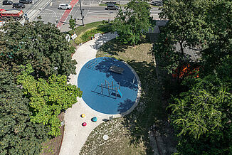 Aerial view of the calisthenics facility at Rudolf-Hoffmann-Platz in Ludwigshafen am Rhein with circular blue REGUPOL playfix FX safety flooring