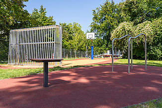 Inclusive Play and Sports Area in Berlin-Steglitz-Zehlendorf Inclusive sports and play area in Berlin-Steglitz-Zehlendorf with REGUPOL impact-absorbing safety surfacing, sports surfacing, a basketball court, and calisthenics equipment.