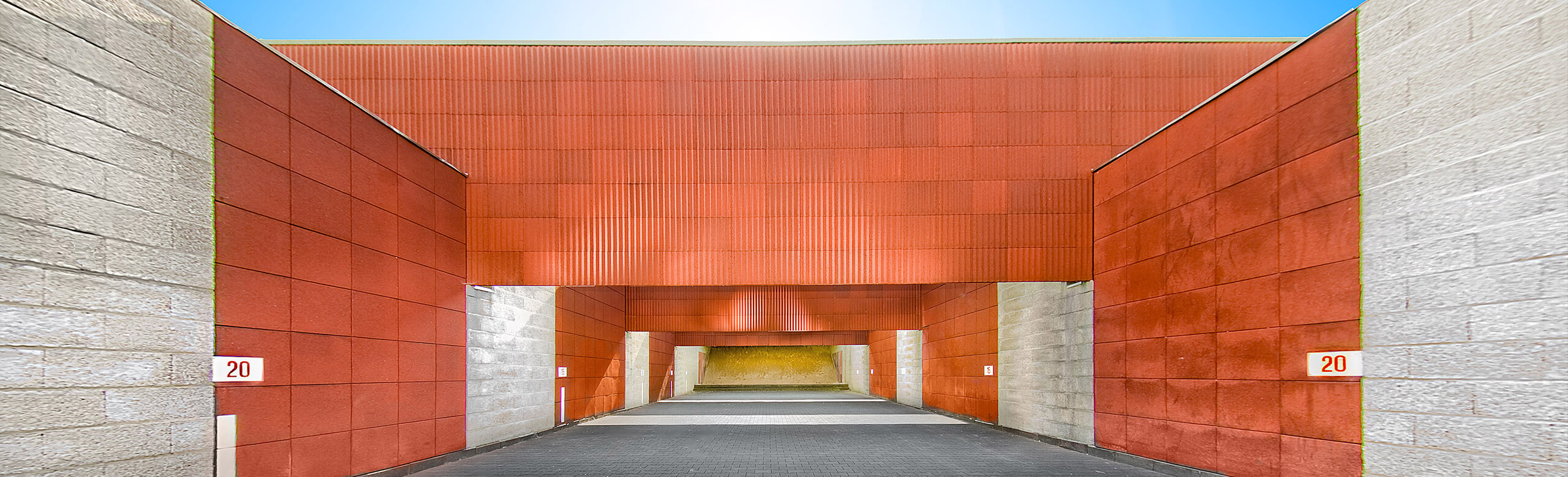 Strzelnica zewnętrzna z produktami REGUPOL Strzelnica zewnętrzna z różnymi produktami REGUPOL. Czerwone elastyczne płyty są zainstalowane na wysokich ekranach.