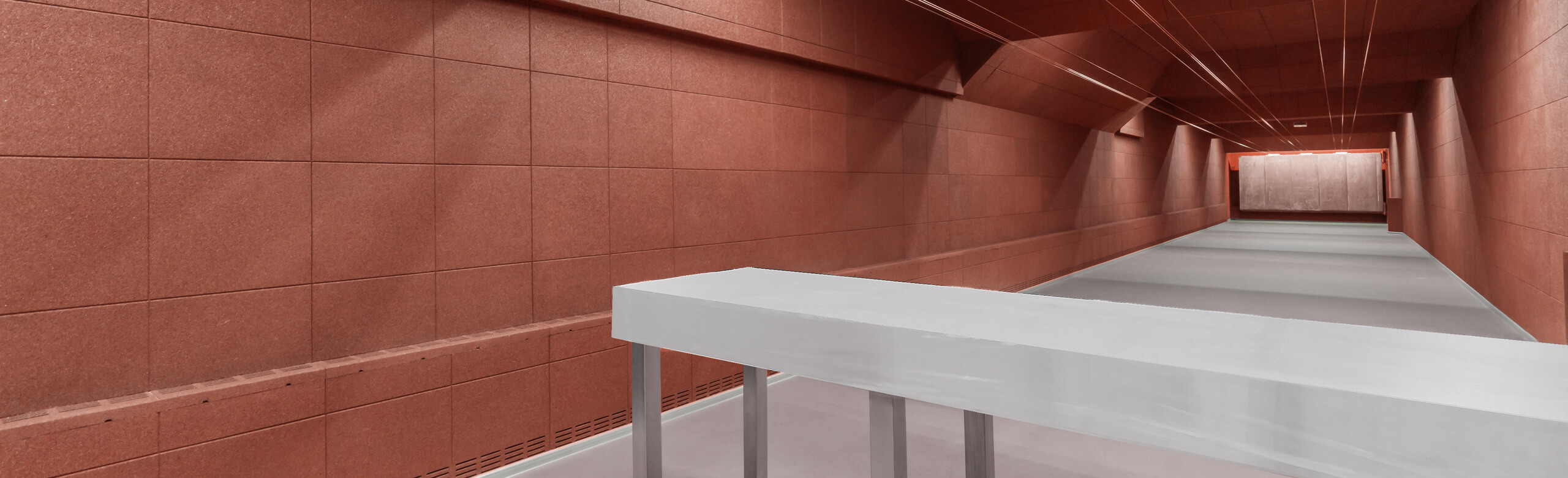 Ściana na strzelnicy jest wyposażona w czerwone panele elastyczne REGUPOL.