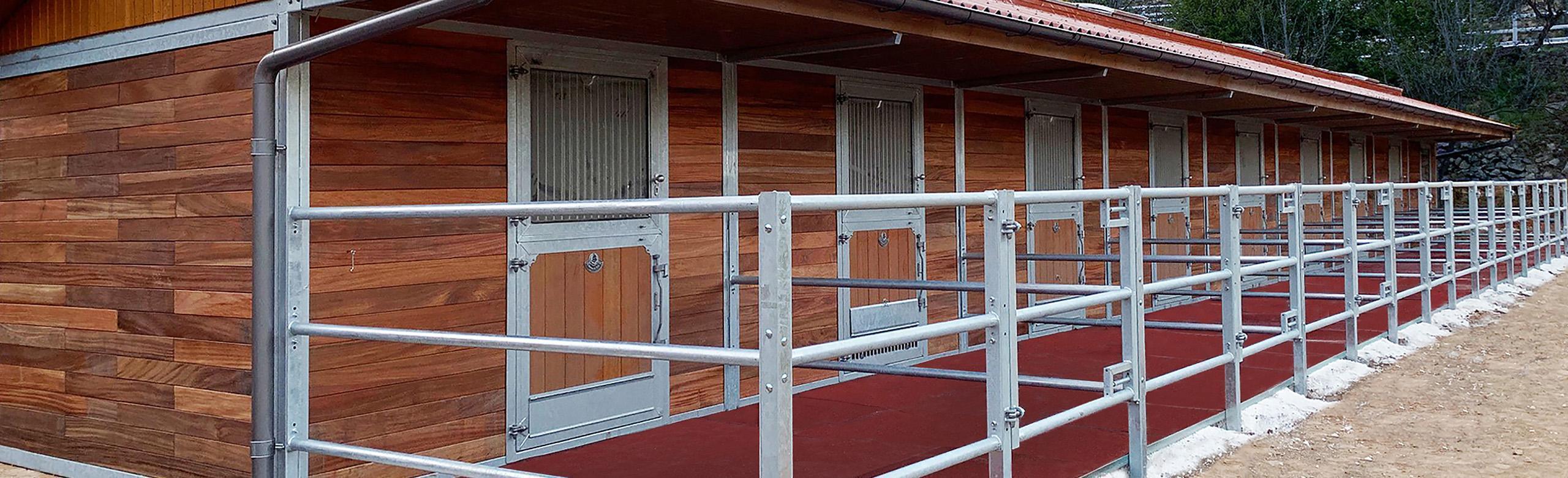 REGUPOL equiline multi XL, the non-slip paddock tile in XL format Paddock with REGUPOL equiline multi XL - elastic, non-slip and easy-care rubber flooring for keeping horses